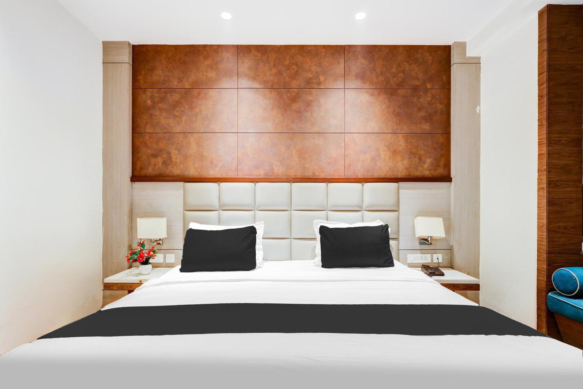 Super Townhouse Chhatarpur Near Metro Park Neu-Delhi Exterior foto