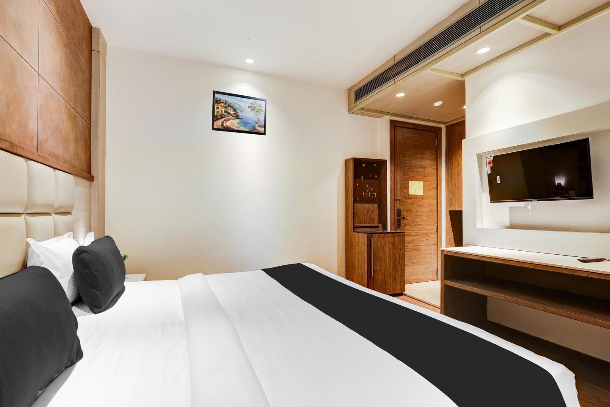 Super Townhouse Chhatarpur Near Metro Park Neu-Delhi Exterior foto